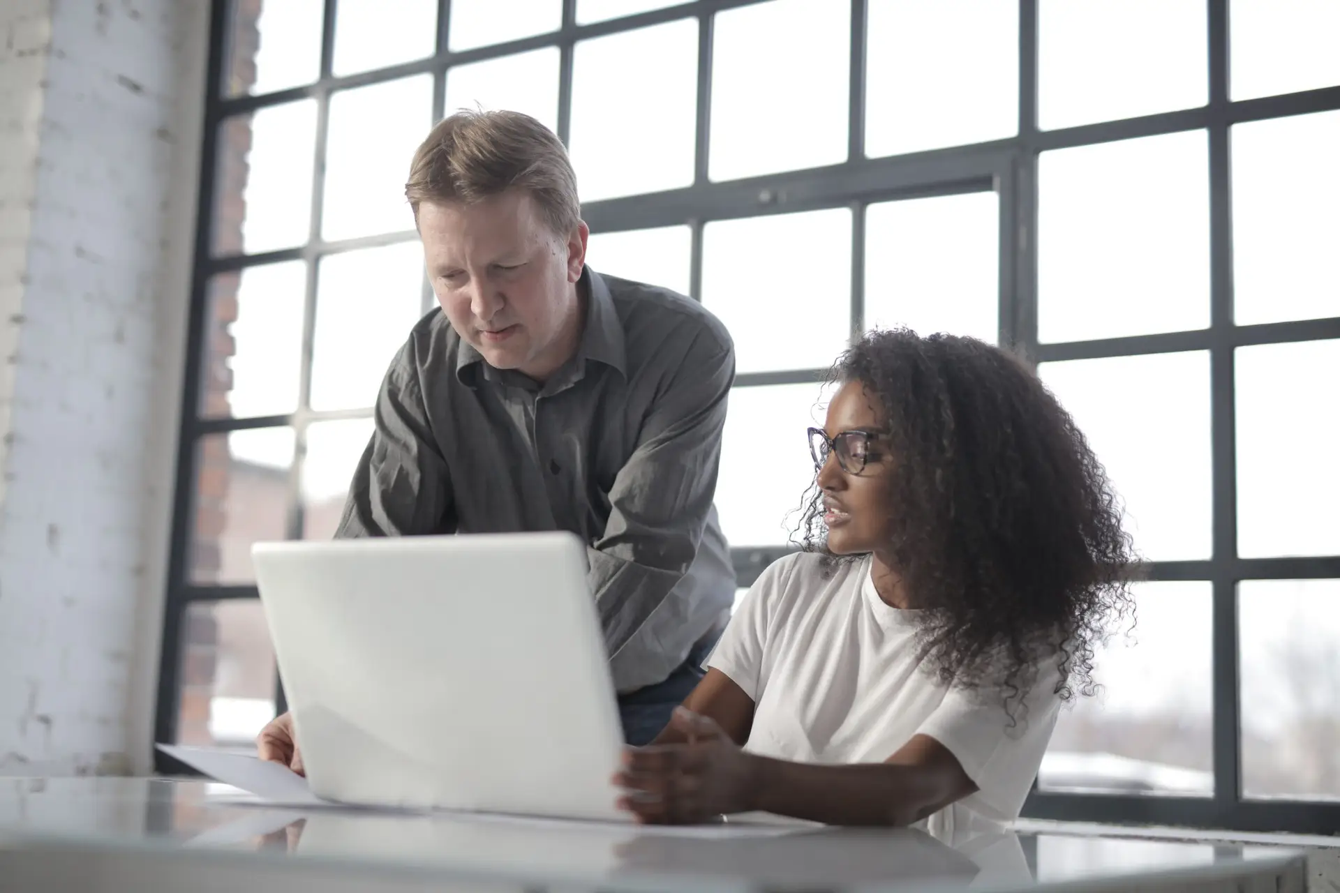 Collega’s bespreken administratie en bedrijfsinformatie