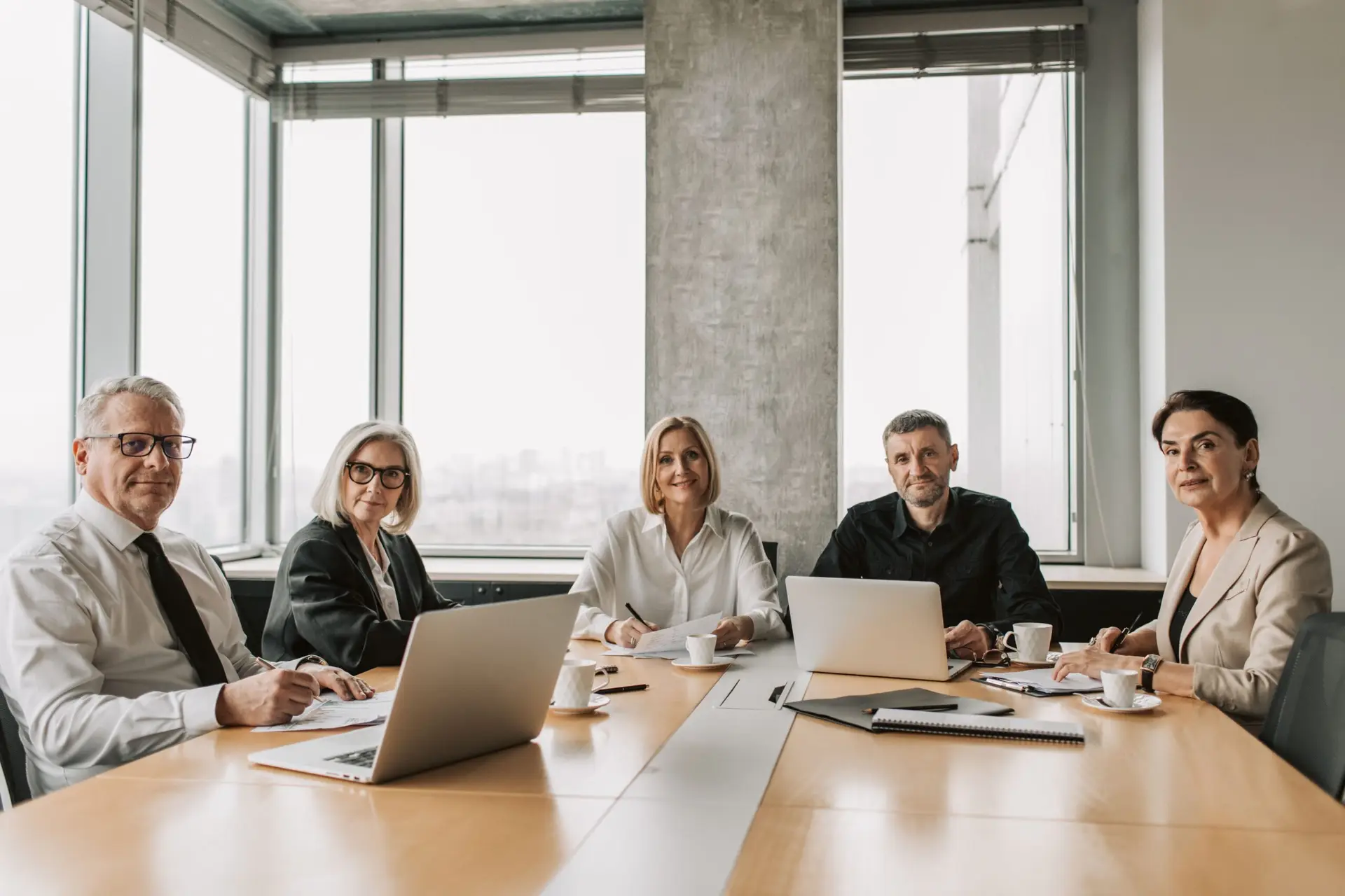 Ondernemers en medewerkers in overleg over de organisatie